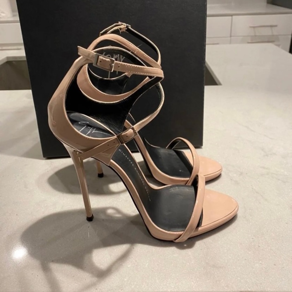 **S O L D ** Giuseppe Zanotti Coline